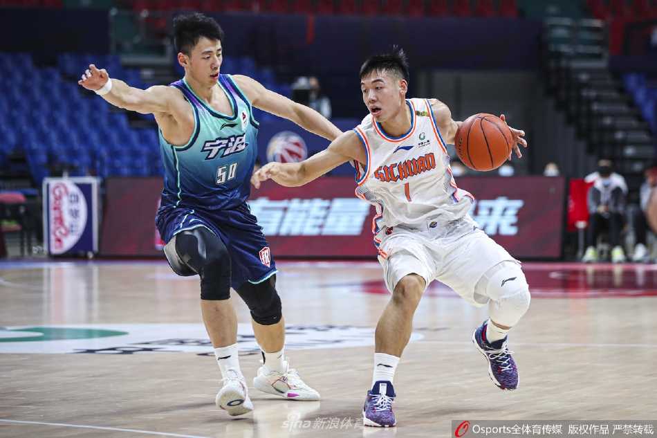 残阵难敌群狼,宁波大比分负于四川遭遇连败 四川队球员郭金林出手三分瞬间,皮球在空中划出完美弧线,这一球再次点燃了替补席的激情。