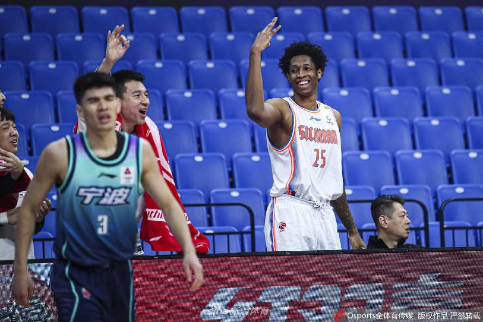 残阵难敌群狼,宁波大比分负于四川遭遇连败 四川队外援哈达迪内线接球,面对防守球员轻松勾手命中,展现了亚洲第一中锋的柔和手感与绝对统治力。