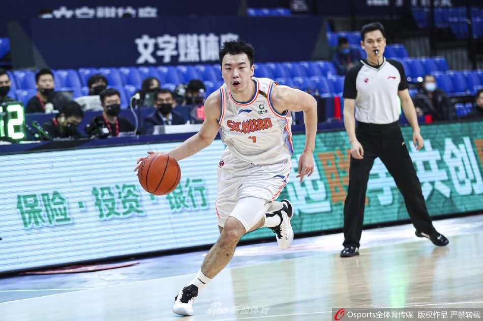 残阵难敌群狼,宁波大比分负于四川遭遇连败 宁波队替补席神情落寞,看着场上巨大的分差,他们深知通往胜利的道路依然漫长且布满荆棘。