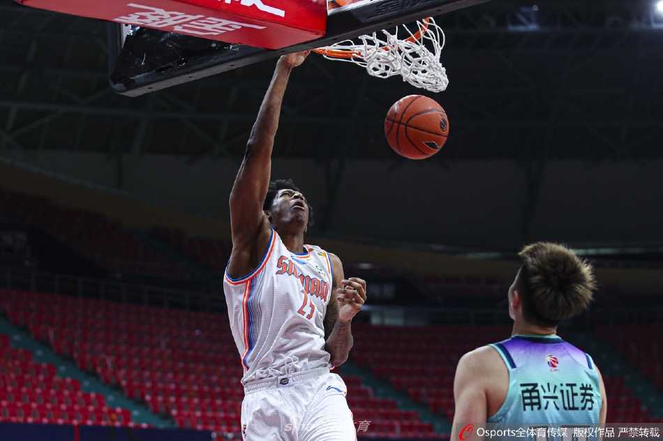 残阵难敌群狼,宁波大比分负于四川遭遇连败 宁波队小将马振翔命中三分后握拳怒吼,虽然分差巨大,但他用行动诠释了何为永不言弃的体育精神。