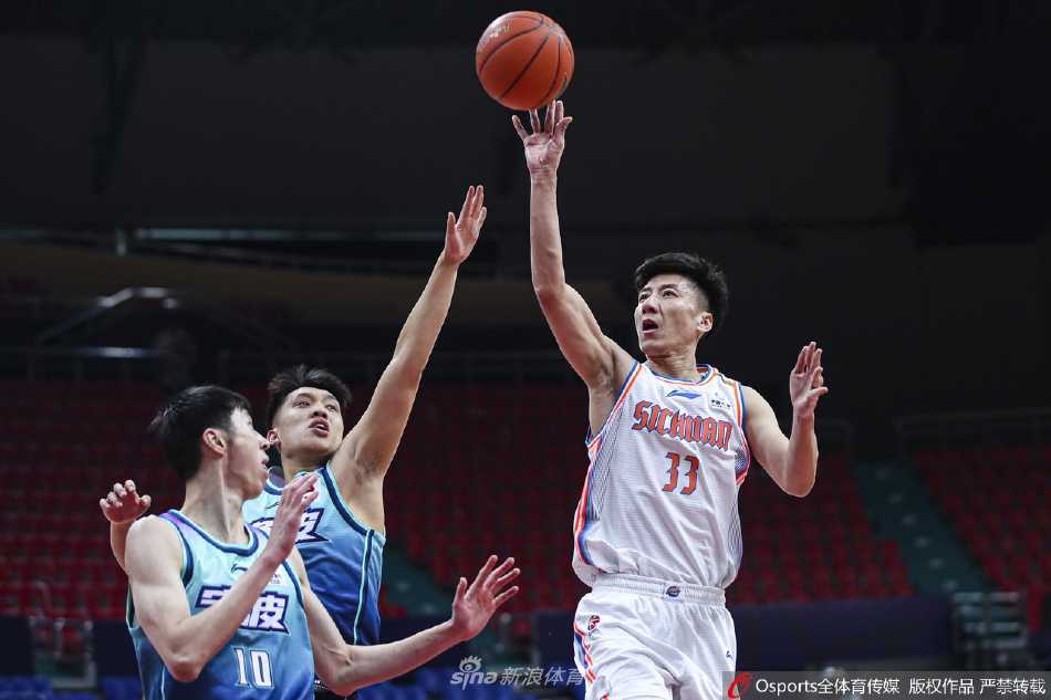 残阵难敌群狼,宁波大比分负于四川遭遇连败 比赛结束后,四川队球员们围在一起庆祝胜利,背景是失落的宁波队队员,构成了冰火两重天的赛场瞬间。