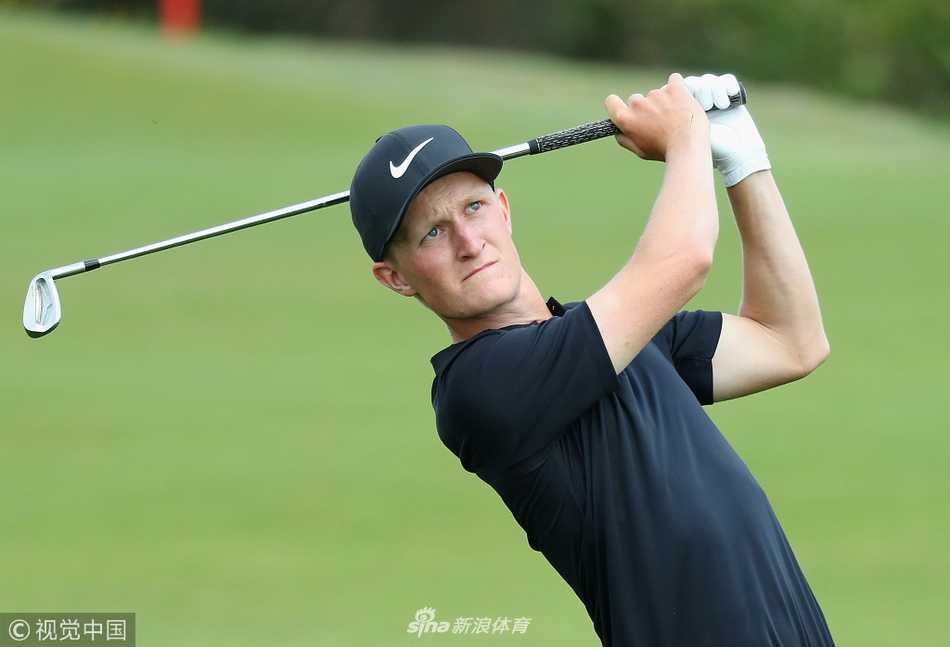 瑞典黑马巴黎领先群雄 移动日连抓五鸟燃争冠希望 瑞典新星金霍特在巴黎国家高尔夫俱乐部果岭边凝神观察,背景中经典的沙坑与水障碍勾勒出大赛舞台的严峻考验。