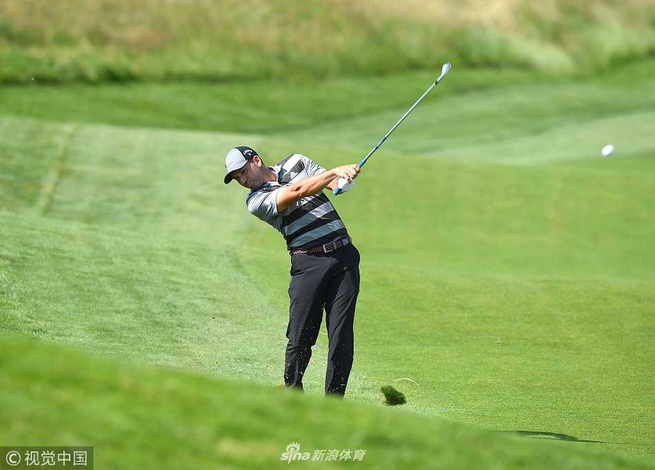 瑞典黑马巴黎领先群雄 移动日连抓五鸟燃争冠希望 琼·拉姆大力开球后目光紧随小白球飞行轨迹,这位西班牙天才的每一杆都牵动着巴黎观众的心。