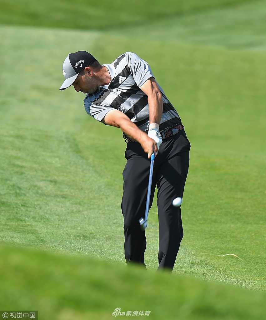 瑞典黑马巴黎领先群雄 移动日连抓五鸟燃争冠希望 贾斯汀·托马斯在开球台审视球道,世界第二的神情严肃,他深知在移动日必须抓住机会缩小差距。