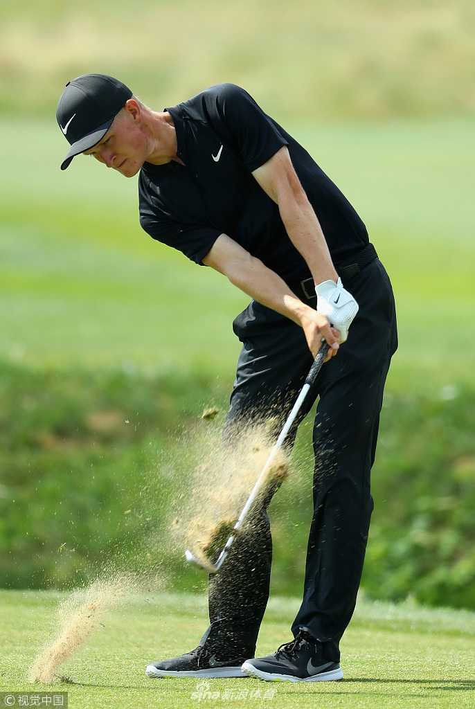 瑞典黑马巴黎领先群雄 移动日连抓五鸟燃争冠希望 塞尔吉奥·加西亚在球道上优雅挥杆,阳光勾勒出他专注的侧影,大师赛冠军正为打破冠军荒发起全力冲击。