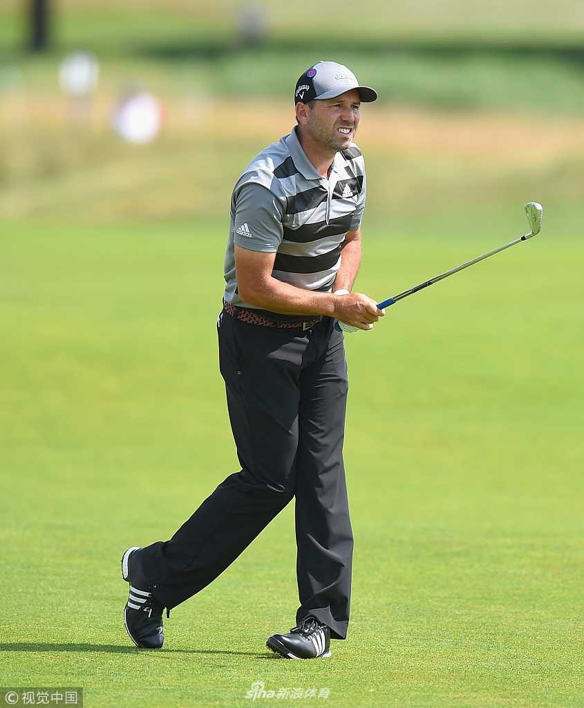 瑞典黑马巴黎领先群雄 移动日连抓五鸟燃争冠希望 克里斯·伍德在长草中冷静处理困难球位,这位莱德杯欧洲队成员展现出的韧性令他稳居争冠行列。