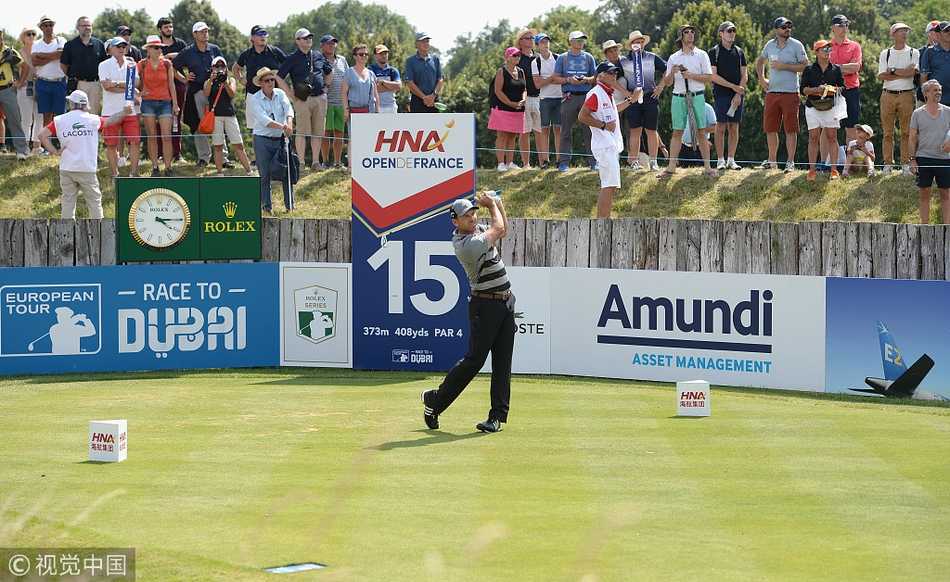 瑞典黑马巴黎领先群雄 移动日连抓五鸟燃争冠希望 巴黎国家高尔夫俱乐部全景,水障碍星罗棋布,绿茵起伏,这座莱德杯赛场正静待最终冠军的诞生。