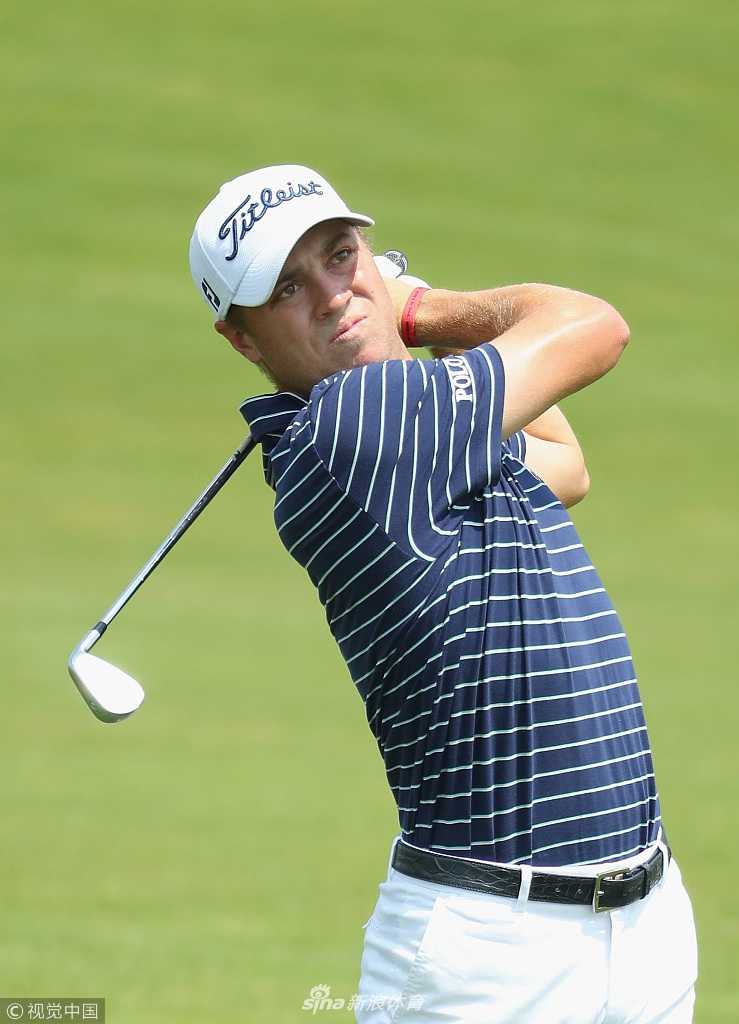 瑞典黑马巴黎领先群雄 移动日连抓五鸟燃争冠希望 马库斯·金霍特在移动日比赛中推击瞬间,年轻的脸上写满专注,指尖仿佛已能触碰梦想的重量。