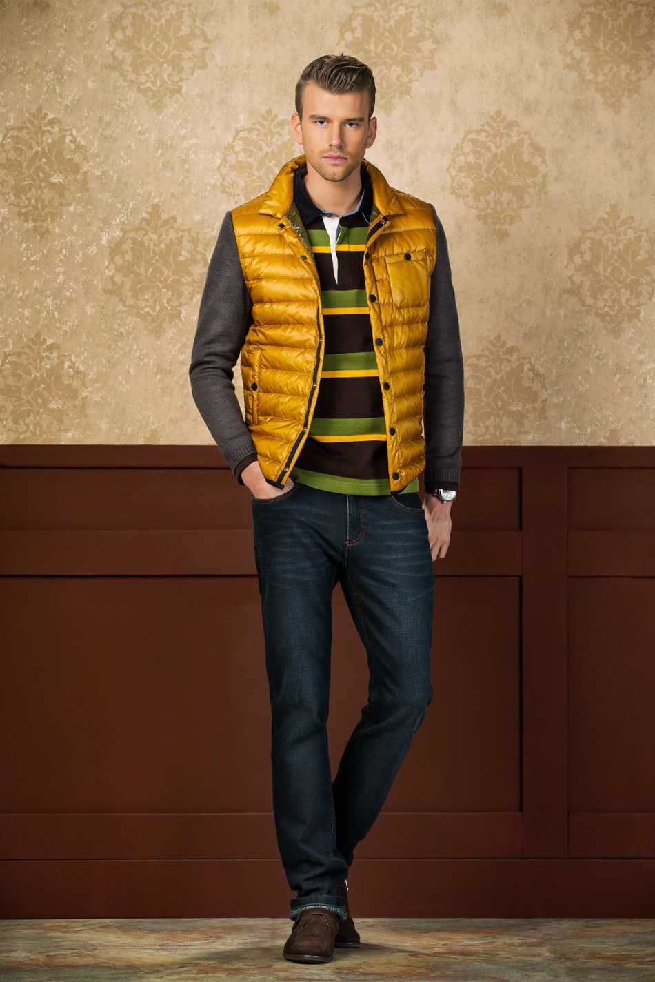 比音勒芬风尚解析:剪裁艺术与色彩交响的时尚哲思 模特身着深蓝色修身西装,于都市建筑光影间驻足,剪裁利落的肩线与收腰设计尽显现代绅士的挺拔与自信。