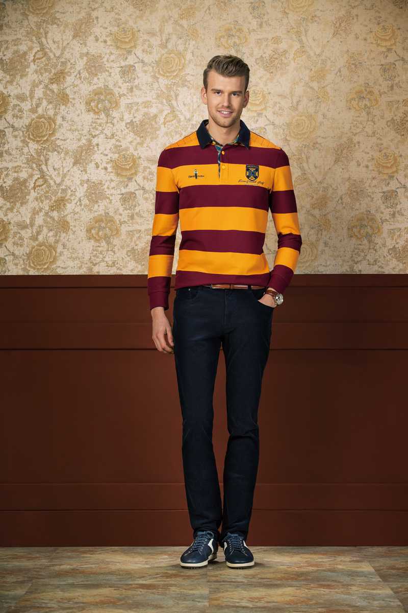 比音勒芬风尚解析:剪裁艺术与色彩交响的时尚哲思 商务休闲风格展示,浅灰色修身西裤搭配藏青色针织上衣,模特手持公文包,在简约现代的办公场景中从容行走。