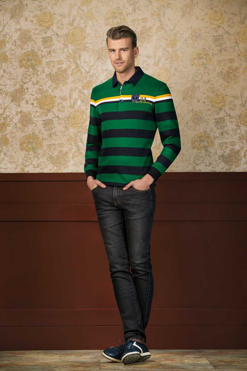 比音勒芬风尚解析:剪裁艺术与色彩交响的时尚哲思 高尔夫球场上的优雅瞬间,身着品牌标志性荧光色点缀上衣的模特正准备挥杆,运动功能性与时尚感完美结合,彰显运动绅士风范。