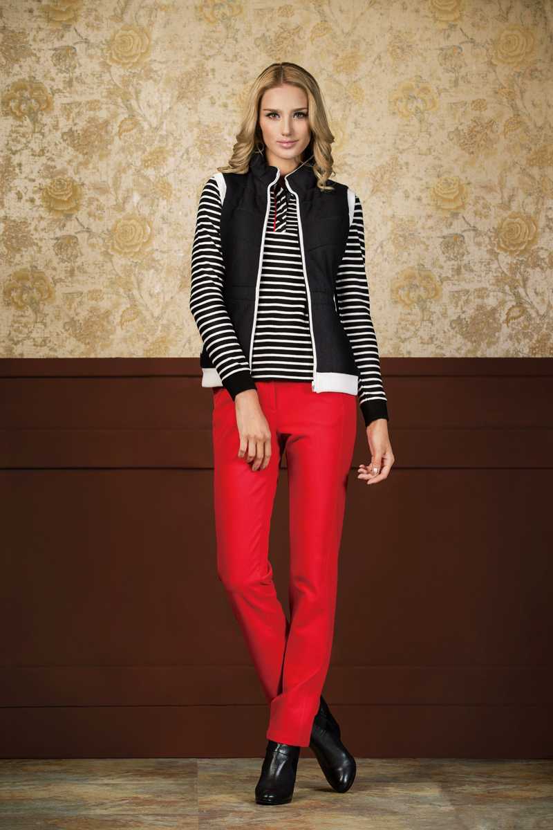 系列服饰静态陈列于精品店中，不同色彩的修身外套与衬衫在灯光下熠熠生辉，宛如一场小型的色彩与剪裁艺术展览，吸引目光驻足。