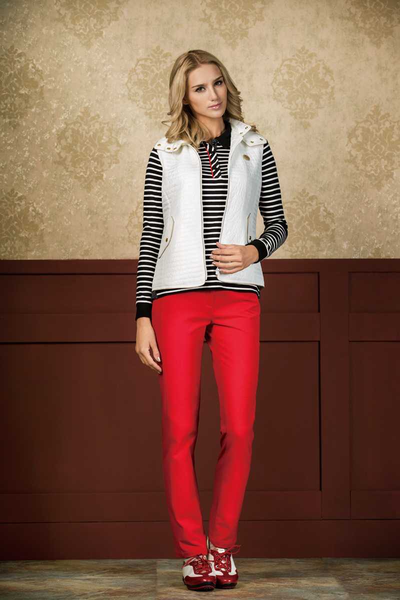 比音勒芬风尚解析:剪裁艺术与色彩交响的时尚哲思 时尚大片风格拍摄,模特置身于艺术画廊,身着不对称色彩设计的毛衫,在抽象画作前凝思,艺术气息与服装设计感相得益彰。