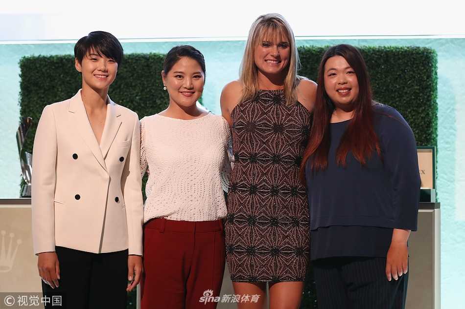 璀璨群星闪耀时:LPGA赛场上的荣耀、突破与风采 LPGA颁奖典礼现场,传奇名将安妮卡·索伦斯坦正将年度最佳新人奖杯授予韩国新星朴城炫,两人微笑对视,象征着高尔夫运动的传承