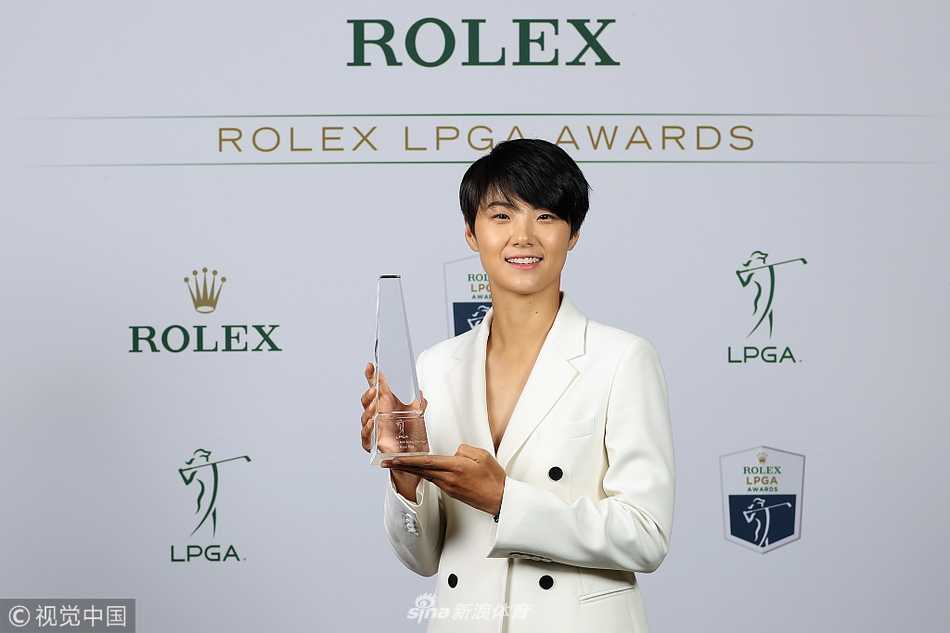 璀璨群星闪耀时:LPGA赛场上的荣耀、突破与风采 美国名将莱克西·汤普森在赛场外一袭时尚装扮,她笑容自信灿烂,展现出兼具力量感与魅力的迷人风采