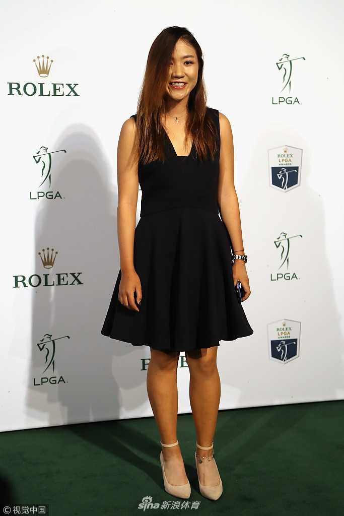 璀璨群星闪耀时:LPGA赛场上的荣耀、突破与风采 年度最佳新人朴城炫手持奖杯发表感言,她眼神坚定,姿态从容,身后是LPGA的标志性背景板,定格其职业生涯的荣耀起点