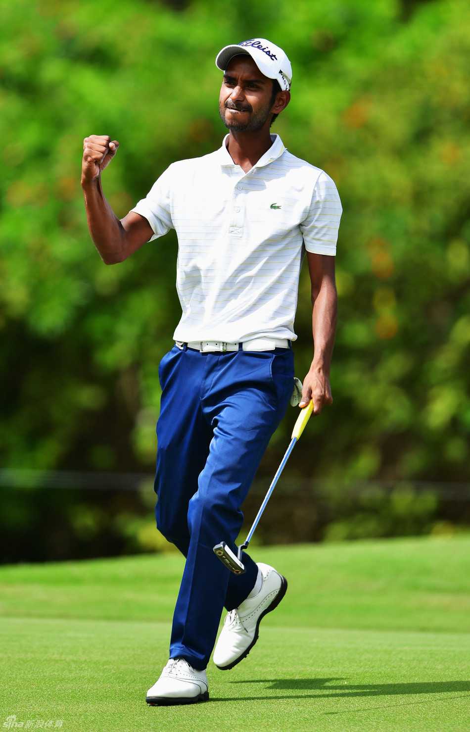 毛里求斯风云骤起,韩国新星背靠背夺冠创历史 中国球员李昊桐在艰难的开球后陷入沉思,强劲的海风对他首轮的策略和执行构成了巨大挑战。