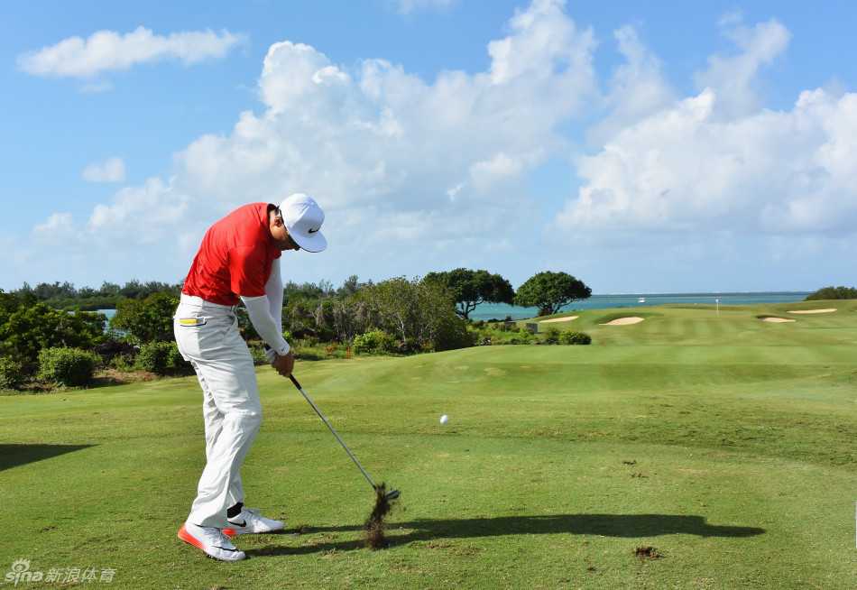毛里求斯风云骤起,韩国新星背靠背夺冠创历史 澳大利亚球手安德鲁·多特在强风中冷静观察果岭,首轮比赛他凭借精准的铁杆和推杆傲视群雄。