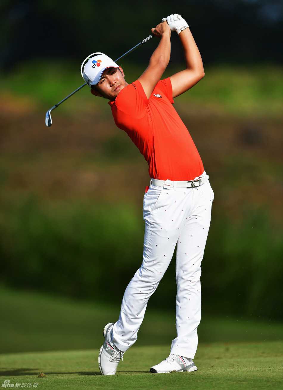 毛里求斯风云骤起,韩国新星背靠背夺冠创历史 韩国选手王情训在比赛中进行关键性的推杆准备,眼神专注,志在必得。