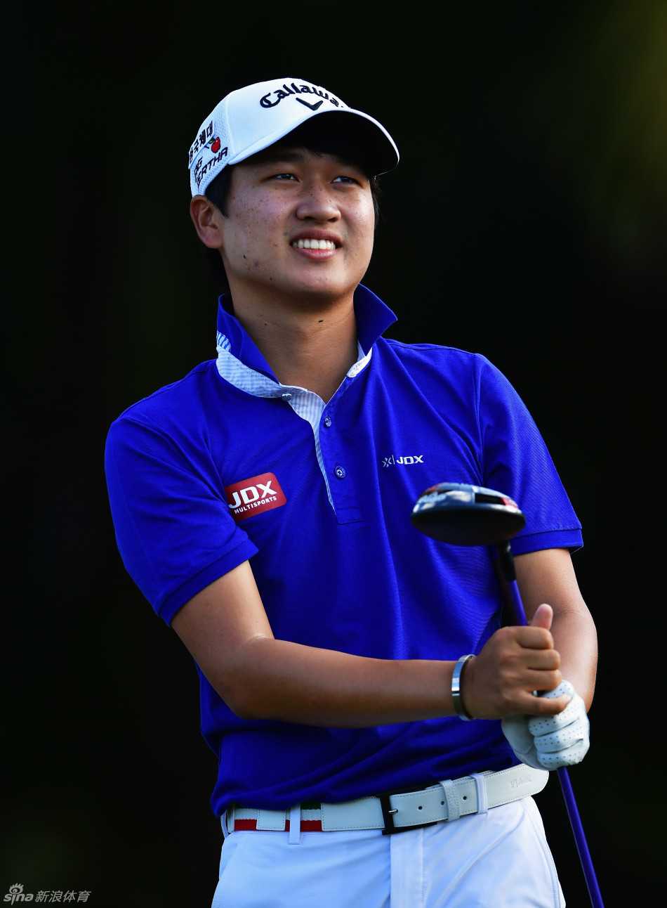 毛里求斯风云骤起,韩国新星背靠背夺冠创历史 印度球手拉什德·卡汉在首轮比赛中,为推进一记关键长推后激动握拳庆祝。