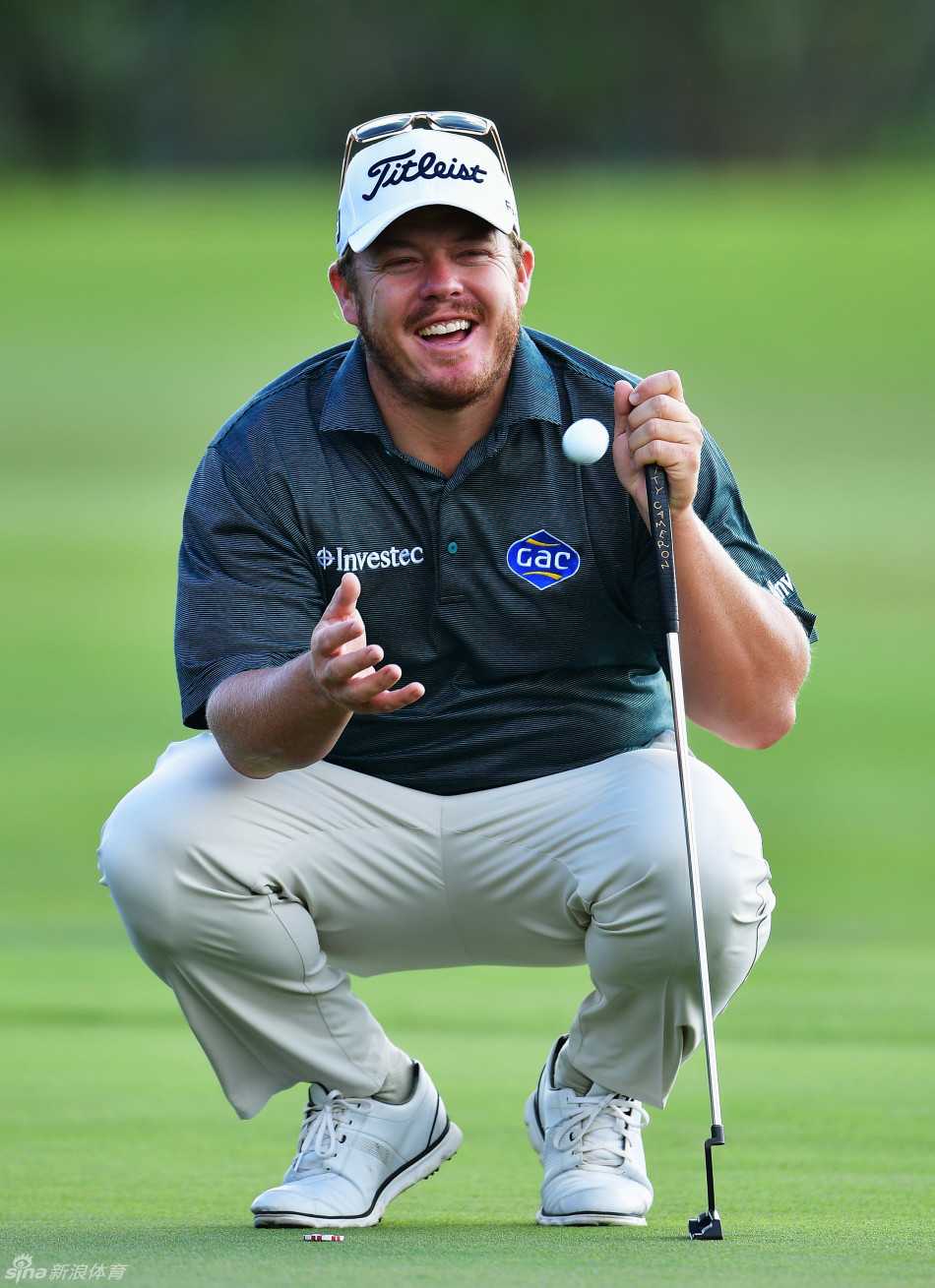 毛里求斯风云骤起,韩国新星背靠背夺冠创历史 南非新星布兰登·斯通在毛里求斯的海风中奋力挥杆,展现力量与技巧。