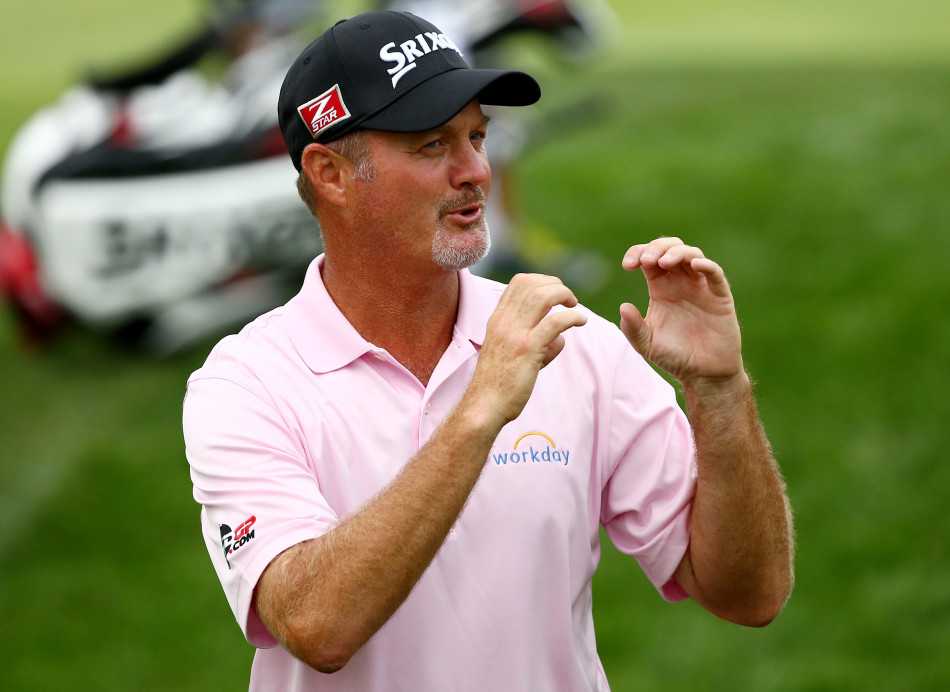 瓦哈拉硝烟起 首轮战局现端倪 西蒙尼斯在成功击球后,效仿某位传奇名宿的经典庆祝动作,向高尔夫的历史与传统致敬。