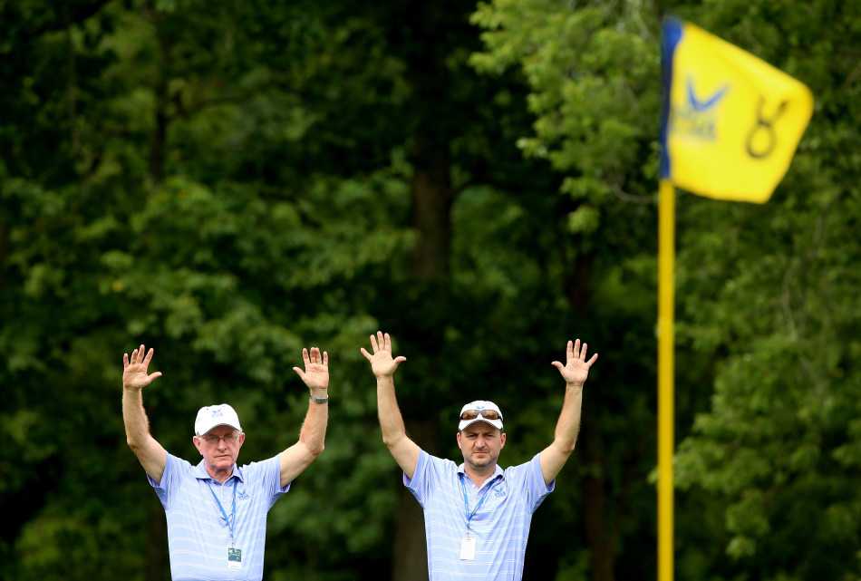 瓦哈拉硝烟起 首轮战局现端倪 杰里·凯利在成功推入一记重要推杆后,面向观众席做出俏皮的爱心手势,瞬间点燃了现场气氛。