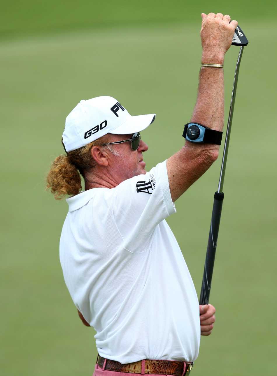 瓦哈拉硝烟起 首轮战局现端倪 巴巴·沃森在开出一杆后,急忙挥手示意观众和摄影师保持安静,表情紧张地关注着小白球的飞行轨迹。