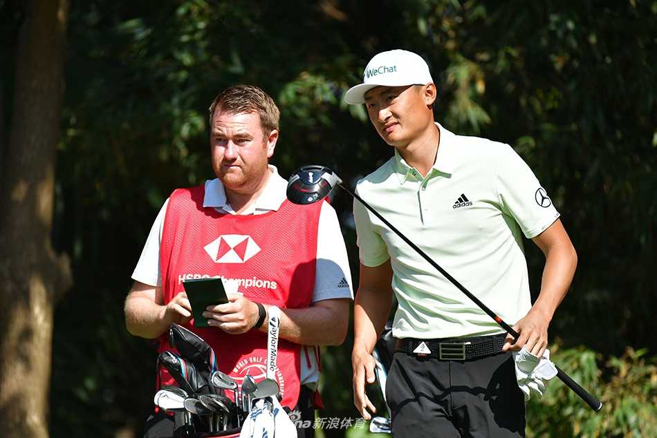 汇丰冠军赛中国军团奋战记 李昊桐领衔展风采 李昊桐与球童在佘山球场的果岭边凝神审视推击线路,两人专注的神情构成了赛场上默契的风景。