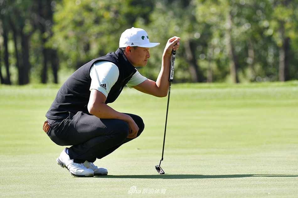 汇丰冠军赛中国军团奋战记 李昊桐领衔展风采 李昊桐屈身仔细观察果岭上细微的草纹走向,他坚定的目光仿佛已洞悉小白球滚动的轨迹。