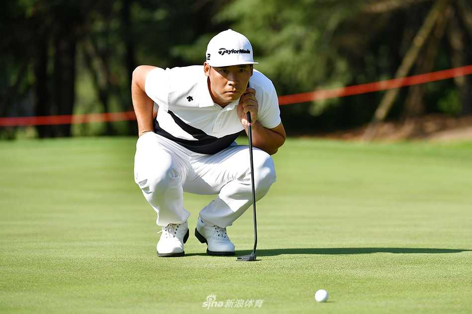 汇丰冠军赛中国军团奋战记 李昊桐领衔展风采 张新军同样在全神贯注地研读果岭,他冷静的分析是比赛中做出正确决策的关键。
