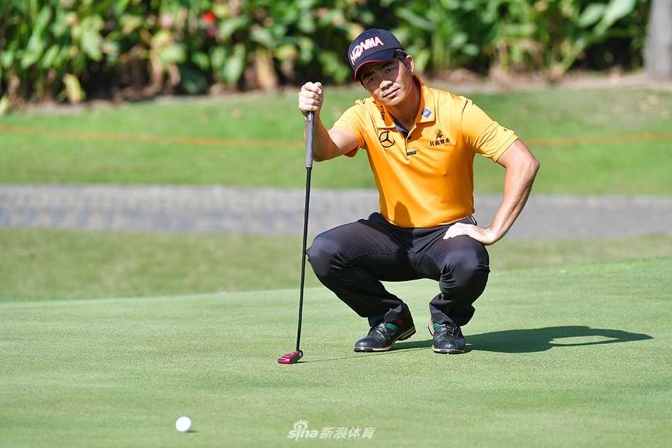 汇丰冠军赛中国军团奋战记 李昊桐领衔展风采 袁也淳在比赛中聚精会神,年轻的面庞上写满了对胜利的渴望与专注。