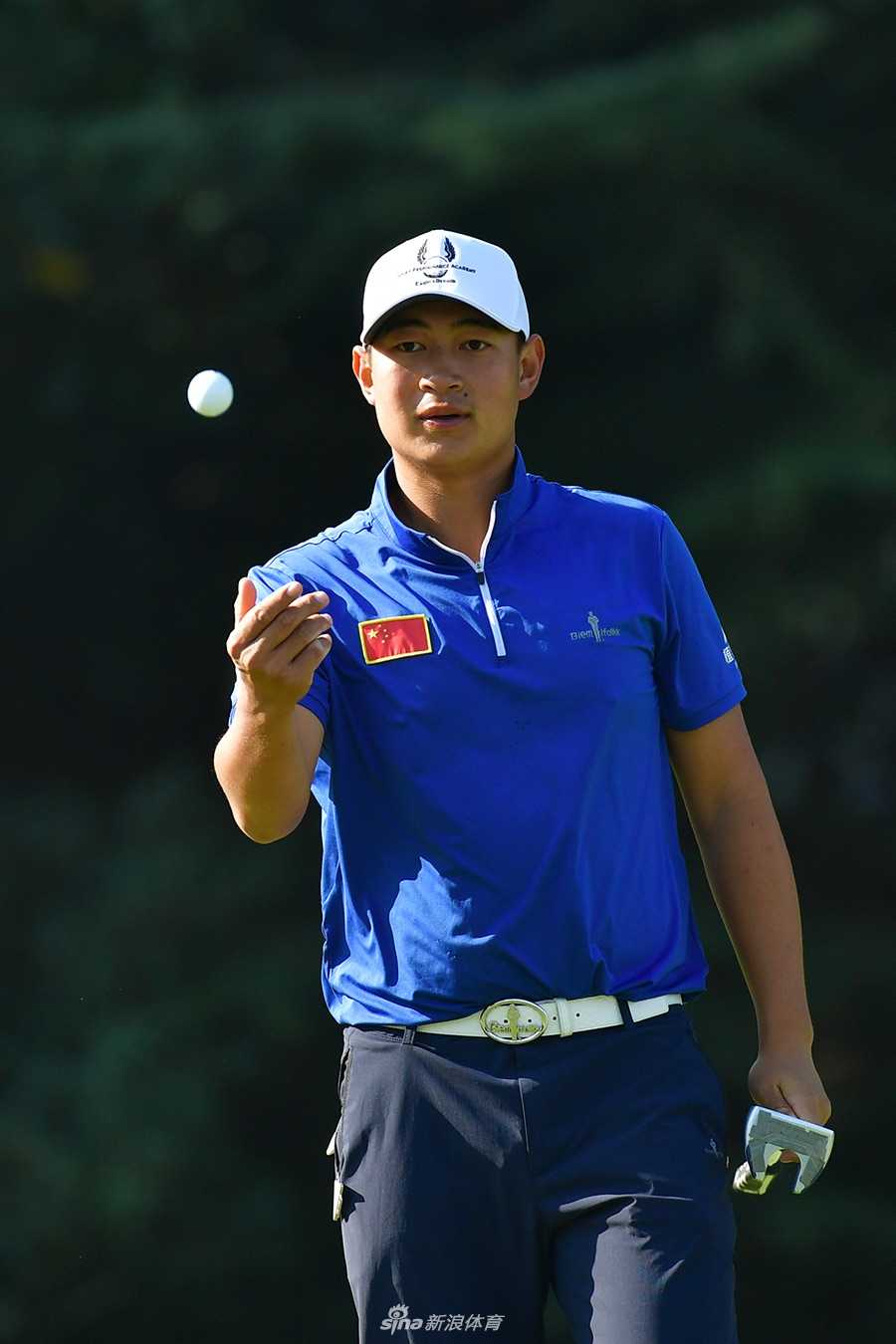 汇丰冠军赛中国军团奋战记 李昊桐领衔展风采 李昊桐在沙坑中果断挥杆,沙粒飞扬间,展现了他处理困难球位的精湛技术与决心。