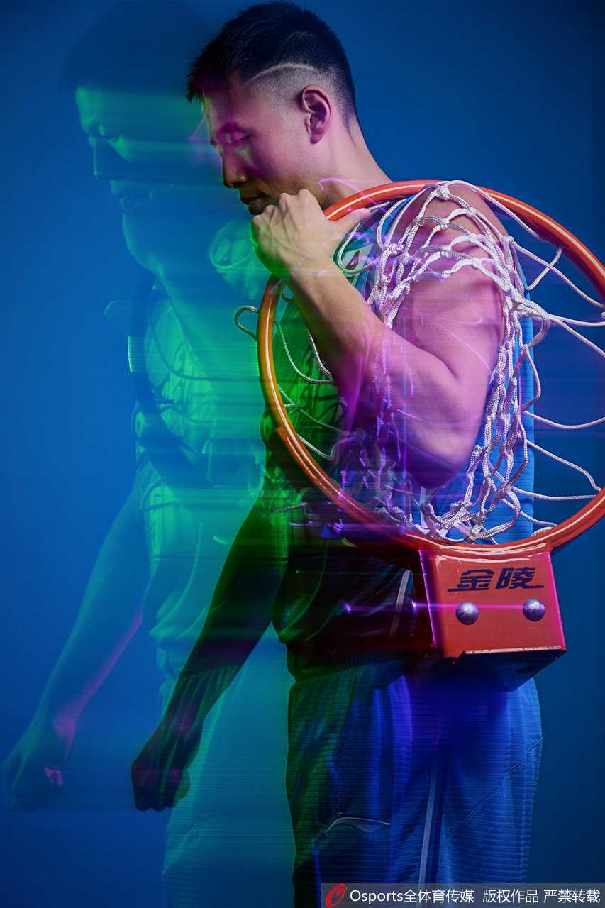 甬往直前,新生力量的光芒 宁波甬兴证券队创意写真赏析 队长张彪目光如炬,沉稳的气质中透露出带领全新军秣马厉兵的坚定决心。