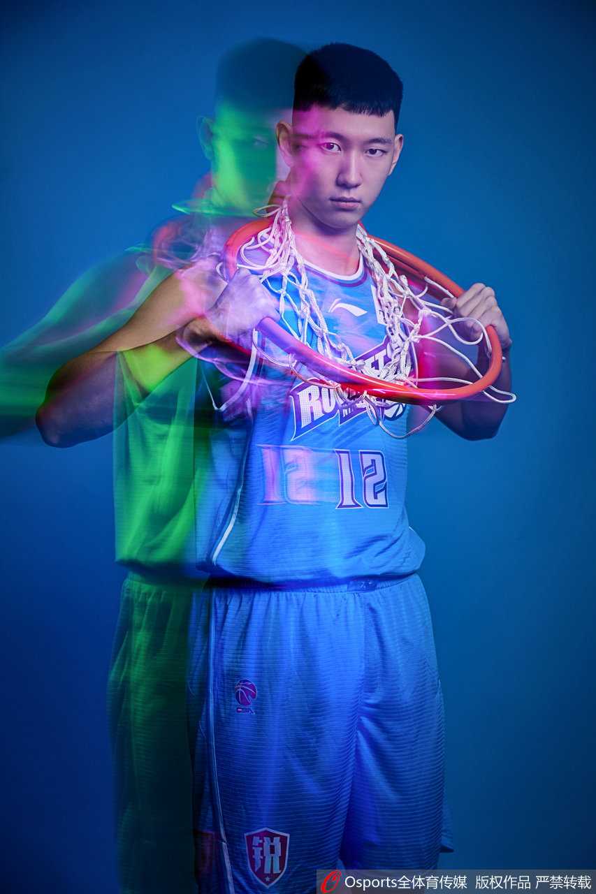 甬往直前,新生力量的光芒 宁波甬兴证券队创意写真赏析 外援克拉伦斯·特罗特三世面带微笑,轻松的神态下难掩其作为得分手的锐利本色。