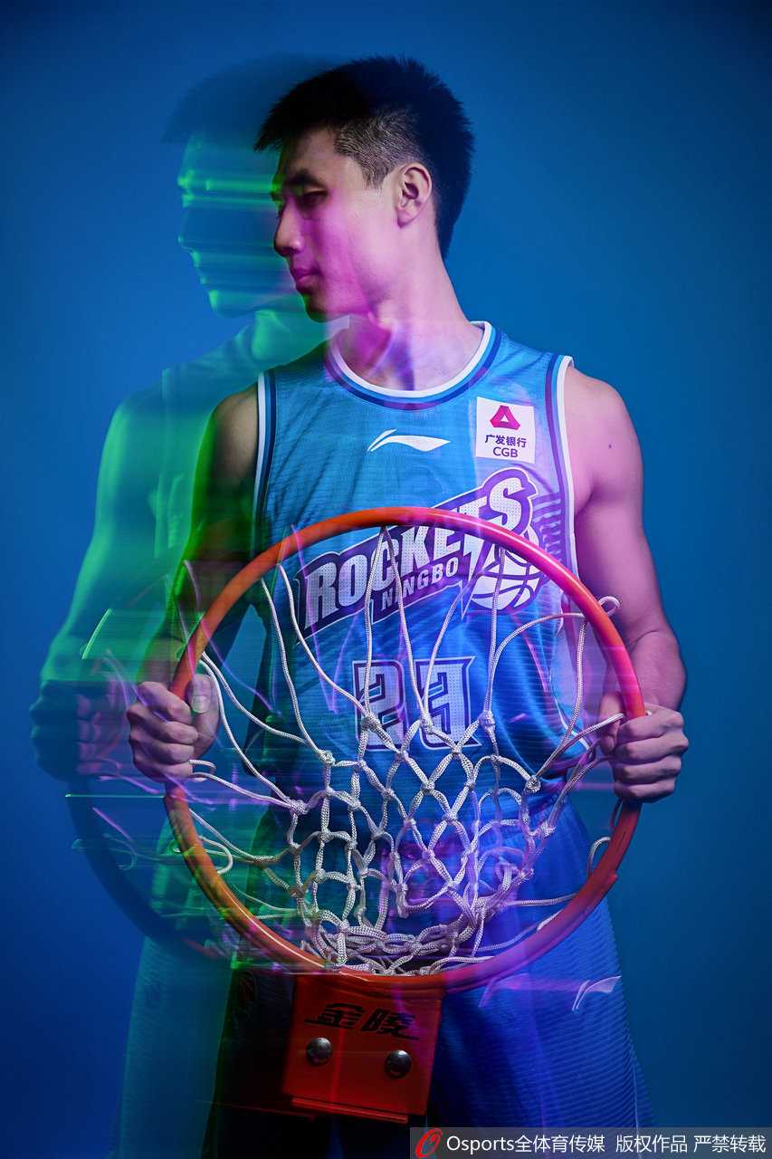 甬往直前,新生力量的光芒 宁波甬兴证券队创意写真赏析 中锋弗拉迪米尔·斯蒂马克双手抱臂,展现出内线球员特有的强大气场与安全感。