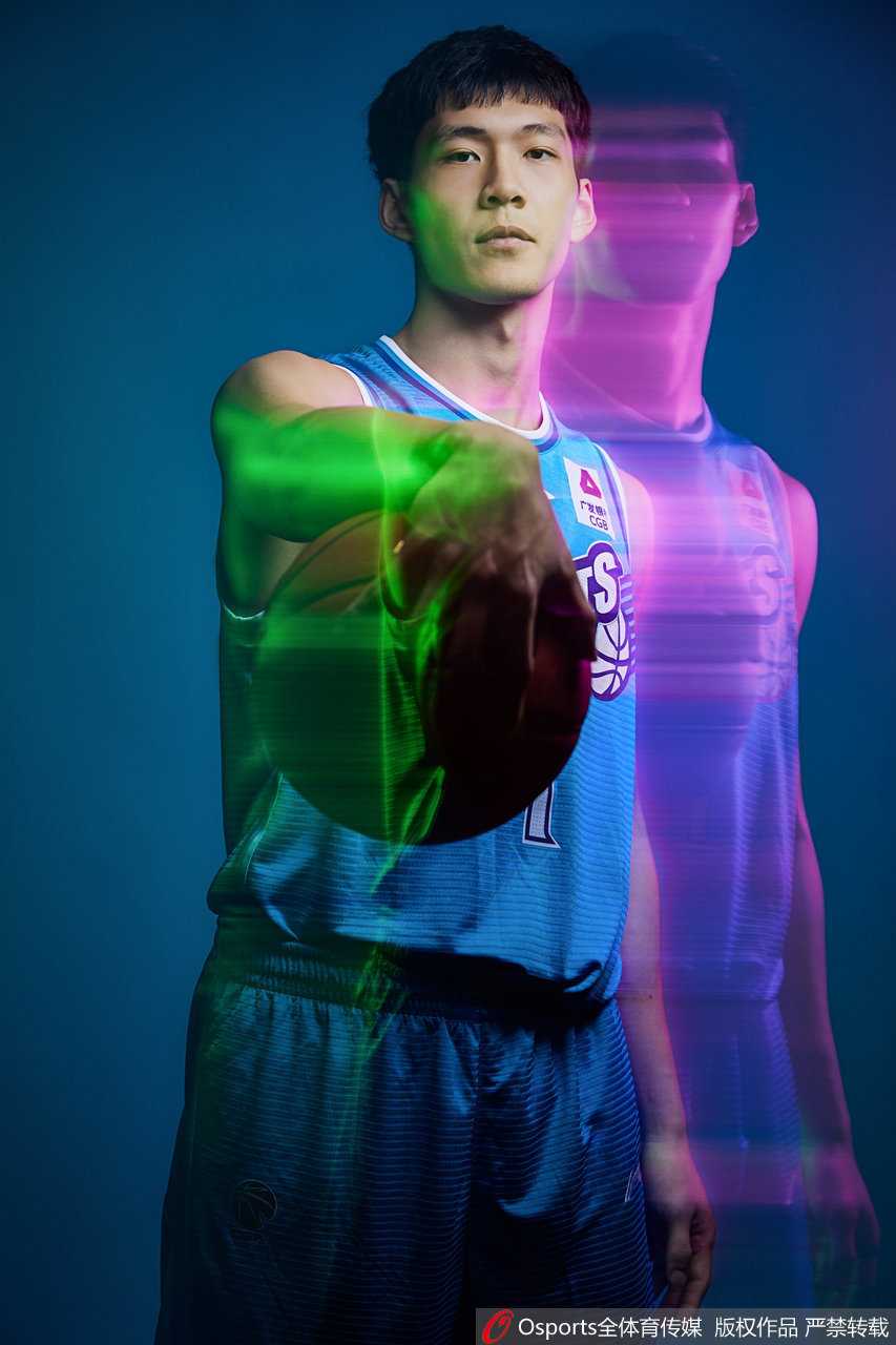 甬往直前,新生力量的光芒 宁波甬兴证券队创意写真赏析 主帅李可双手环抱,以沉稳睿智的目光注视着前方,仿佛已为这支青年军规划好前行的道路。