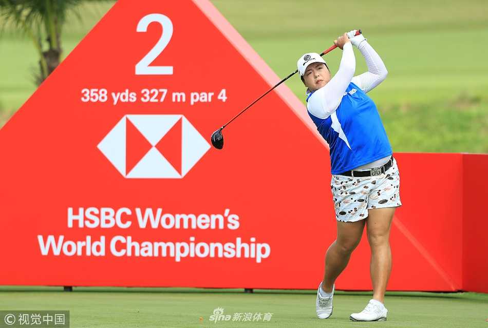 中国名将冯珊珊在发球台上，目光坚定地凝视远方，正准备开出首轮第一球。