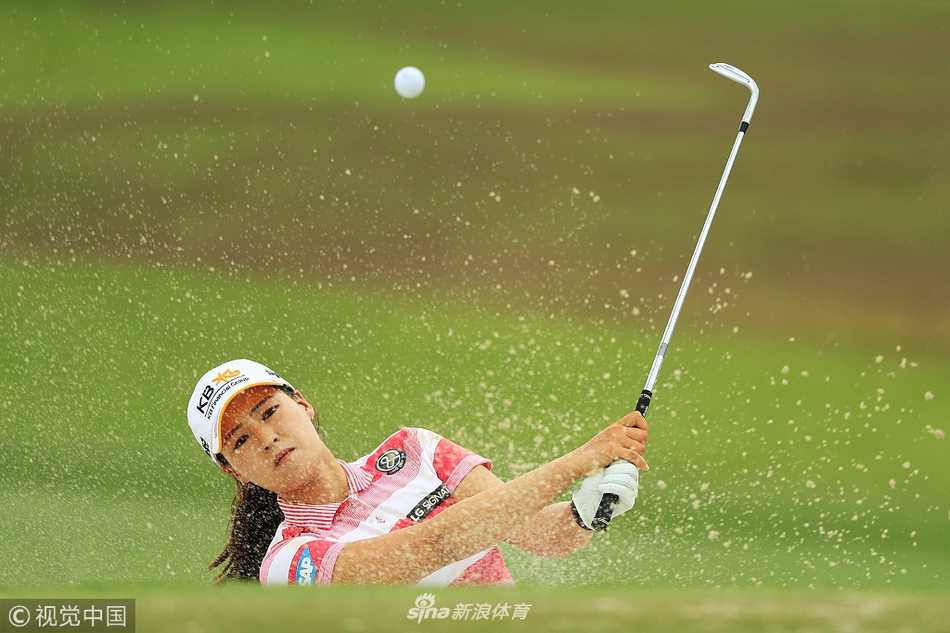 美国球员杰西卡科达在球道上优雅挥杆，动作流畅而充满力量，阳光洒在她的身上。