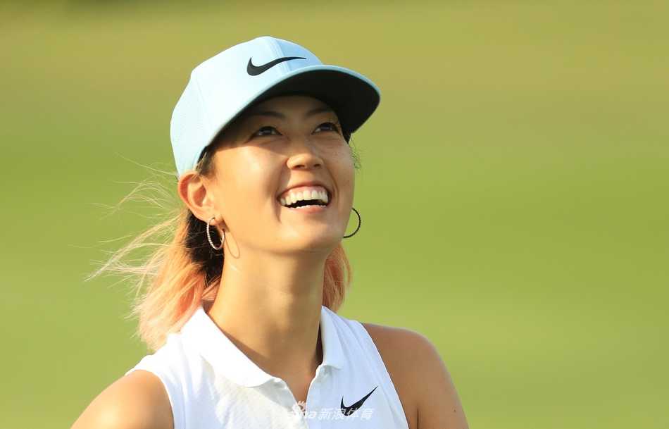 韩国名将田仁智深陷沙坑，她屈膝躬身，全神贯注，沙坑杆激扬起一片沙幕，上演精彩救球。