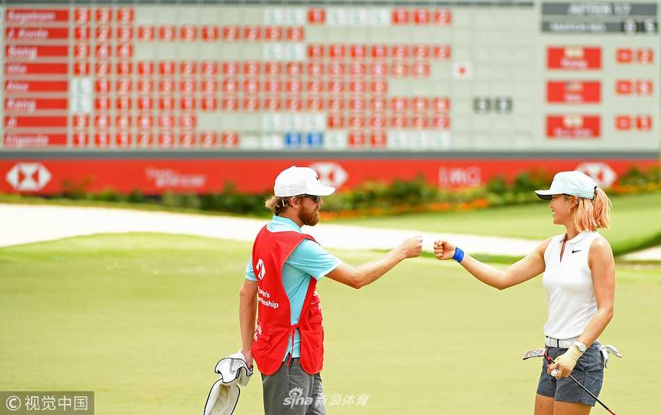 球员在优美的园林式球场中行进，热带树木与精心养护的球道相映成趣，展现赛事举办地的高规格。