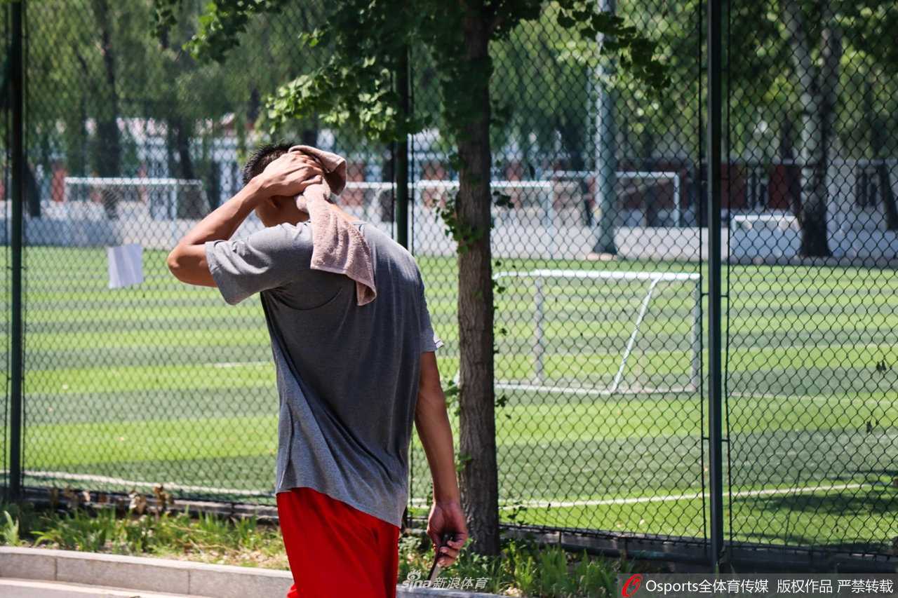男篮领军者满血归队:易建联回归集训,重塑中国男篮之魂 易建联在训练间隙单手稳稳接住传来的篮球,眼神专注而坚定。尽管只是日常训练,但他认真对待每一个细节,仿佛此刻正在进行的是一场决定生死的国际大赛。