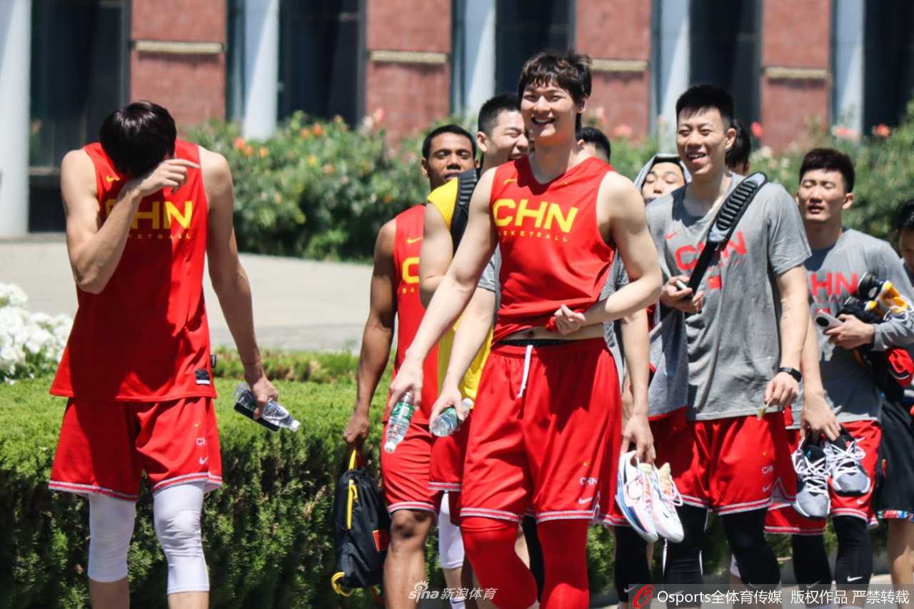 男篮领军者满血归队:易建联回归集训,重塑中国男篮之魂 易建联在快攻中持球推进,虽然是大伤初愈,但他的步伐依然矫健,眼神中透露出强烈的攻击欲望。这一瞬间,仿佛让人看到了巅峰时期那个在国际赛场上一往无前的“太空易”。