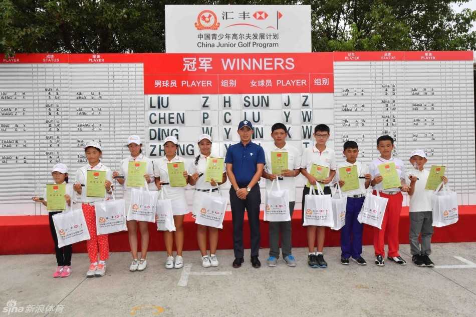 汇丰青少年高尔夫比洞赛:上海滩的荣耀之战与未来之星的崛起 一锤定音:男子D组冠军张博弈在18号洞果岭边,凝神准备决定冠军归属的关键切杆