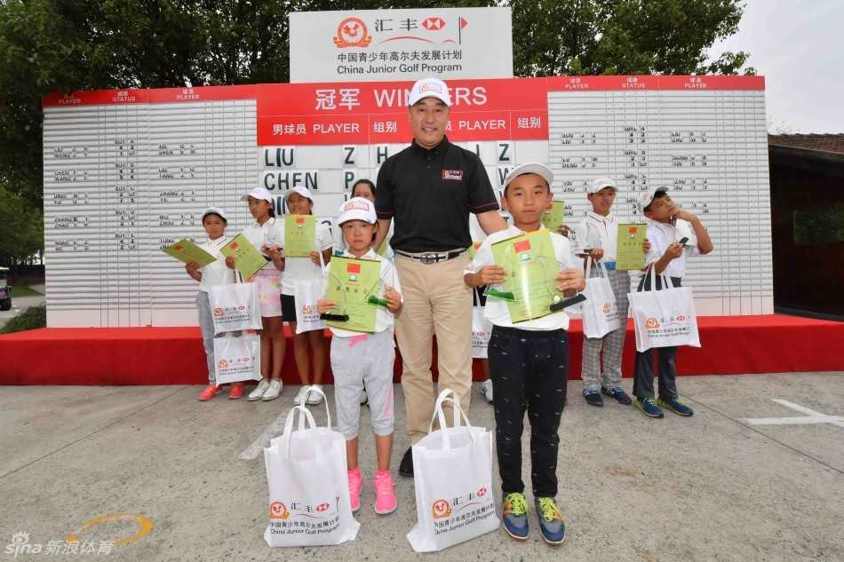 汇丰青少年高尔夫比洞赛:上海滩的荣耀之战与未来之星的崛起 辉煌时刻:2016汇丰青少年比洞赛全体获奖选手与嘉宾在上海雅居乐米克尔森俱乐部的荣耀合影