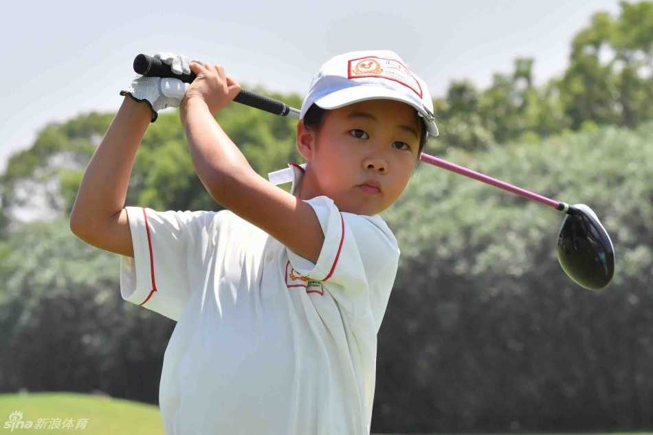 汇丰青少年高尔夫比洞赛:上海滩的荣耀之战与未来之星的崛起 高尚品格:道德风尚奖获得者周子勤与汪孝宜在颁奖典礼上手持奖状,笑容清澈