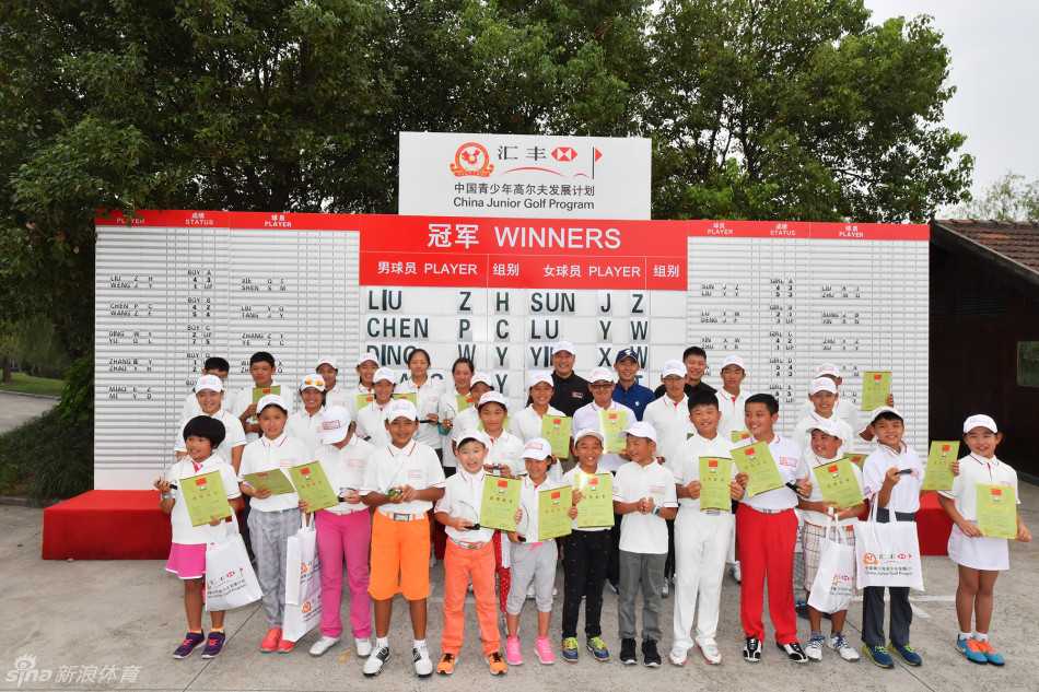 汇丰青少年高尔夫比洞赛:上海滩的荣耀之战与未来之星的崛起 青春绽放:女子组‘四小花’之一在比赛中优雅挥杆,阳光勾勒出专注的侧影