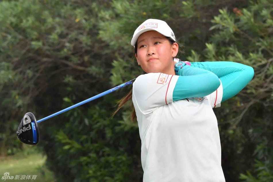 汇丰青少年高尔夫比洞赛:上海滩的荣耀之战与未来之星的崛起 荣耀共享:男子组冠、亚、季军获得者一同站在领奖台上,共享胜利的喜悦时刻