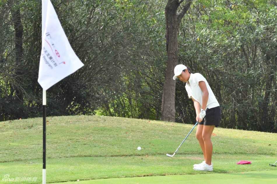 汇丰青少年高尔夫比洞赛:上海滩的荣耀之战与未来之星的崛起 巾帼风采:女子组冠、亚、季军得主在颁奖仪式上合影,展现女球员的自信与风采