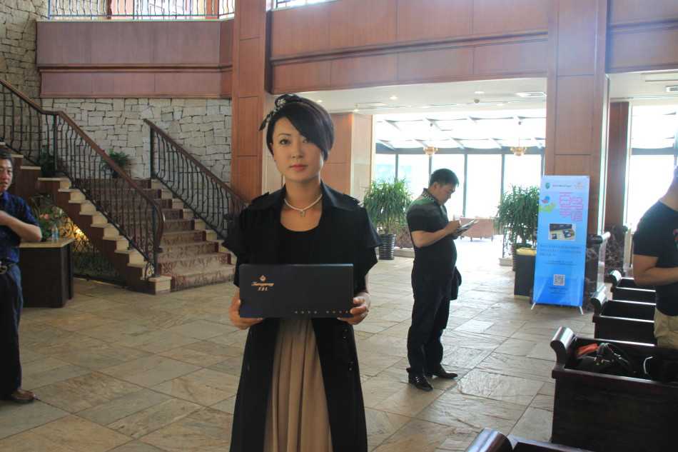 百鸟争鸣礼遇菁英 芙蓉王伴舞绿茵诗篇 一位高尔夫球手正专注地弯腰摆球,身后是开阔的果岭与蓝天,尽显运动中的宁静与力量